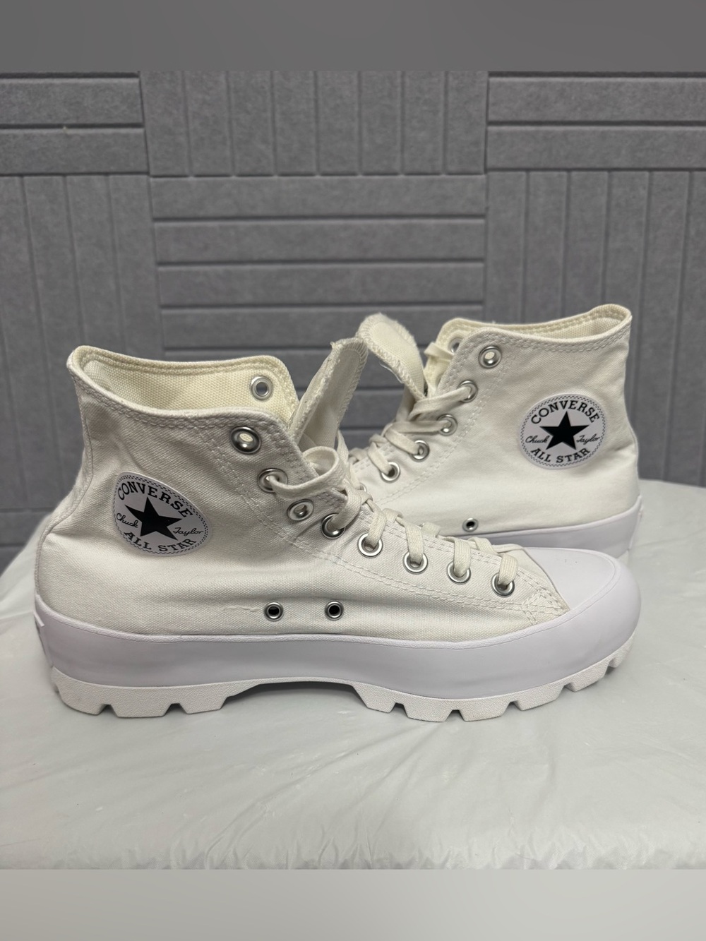 Converse Chuck Taylor All Star High Top Sneakers Canvas Lugged Sole Women's 10 - Picture 1 of 8